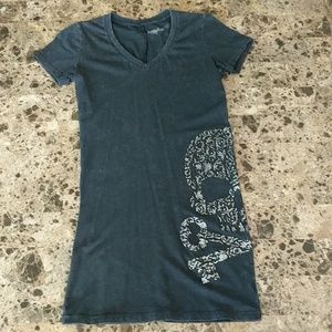 🖤 Size M Skull Detail Long V Neck Shirt 🖤